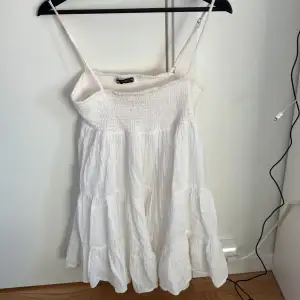 Vit Zara klänningen. Säljs inte längre, bra skick stl xs. Justerbara band, original pris 400 kr säljer för 235 kr🩵 Meddela för frågor 