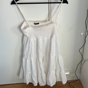 POPULÄR ZARA KLÄNNING - Vit Zara klänningen. Säljs inte längre, bra skick stl xs. Justerbara band, original pris 400 kr säljer för 235 kr🩵 Meddela för frågor 