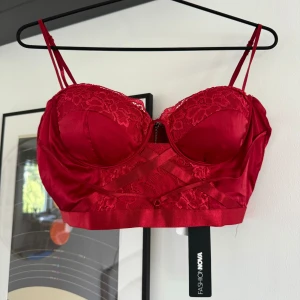 Fest top - Sexig top som inte kommer till användning. Köpte den främst för byxorna som följde med.   Katt finns i hemmet! 