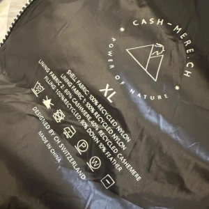 Cash Mere väst - Hej säljet nu min cash mere väst då jag tyvärr beställde en strl XL istället för XS, den har aldrig kommit till användning, endast testad. Nypris 3500kr men säljer för 2000😃