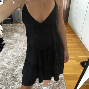 svart klänning - jättefin svart klänning från shein i storlek xs!