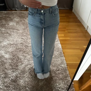 högmidjade jeans  - jättefina blåa högmidjade jeans från zara i storlek 32!🩵