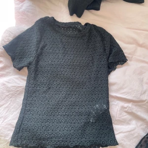 Blus  - En jättefin topp som inte riktigt passar mig längre. Därför säljer jag. Inte använt många gånger 🙂