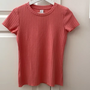 T-shirt - Köpt för längesen på barn avdelningen stolek 170. Skulle säga att den funkar som storlek S också! Väldigt töjbar och skönt material. 