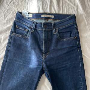 Säljer ett par högmidjade bootcut jeans från Levis storlek 26 säljer pga de inte kommer till användning längre. Midjemått:32 Innerbenslängd: 74. Ganska töjbart tyg, pris kan diskuteras och skriv privat för andra frågor eller bilder🥰💕 Nypris: 1200 kr