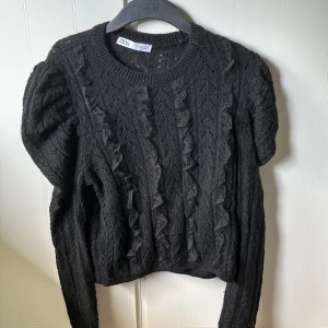 Stickad svart blus  - Stickad svart blus zara, strl L passar s/m