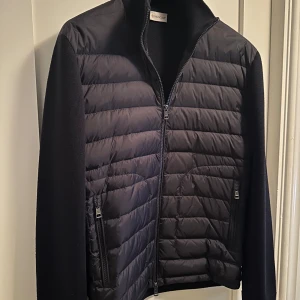 Moncler cardigan - Riktigt fin moncler cardigan perfekt till hösten och våren. Den är använd enstaka gånger och är i nyskick. Marinblå och i storlek Large men passar mer M.  Finns orderbekräftelse från hiendo