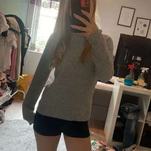 Grå stickad tröja - Säljer denna jätte sköna fina stickade tröjan köpt från Vero Moda!💗 Sparsamt använd och kommer med en defekt som är synlig men därav priset💖 