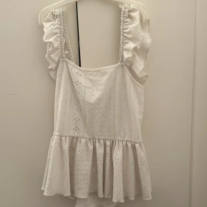 Topp - Söt topp, aldrig använd, vet inte vart den är ifrån då jag köpte via Plick. Knytning i ryggen