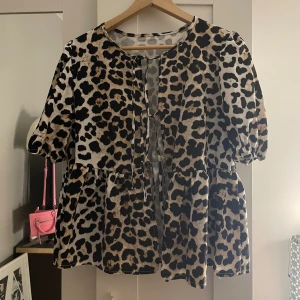 Kortärmad blus  - Kortärmad blus med leopardmönster med knytning fram🤎