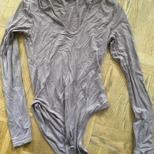 Beige body strl 36 - Beige stretchig body i storlek 36 från Boohoo, bra skick men skrynklig på bilden pga stretchen