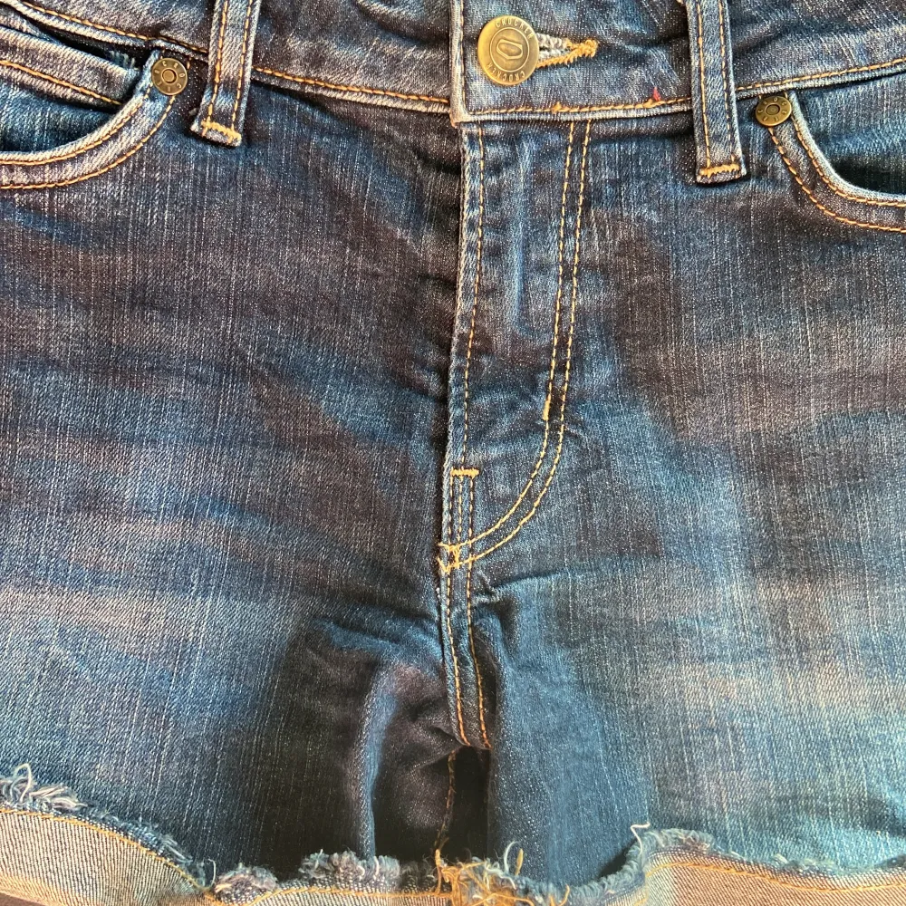 Jättesnygga Low waist jeansshorts😍 I storlek XS ifrån crocker💕Färg mörkblå och dom är i jättebra skick! bara att höra ev er om ni funderar över något eller är intresserade 🩷. Shorts.