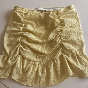 Kjol - En söt kjol från Gina tricot! Köpt för 299kr. Endast provad, men är för stor!