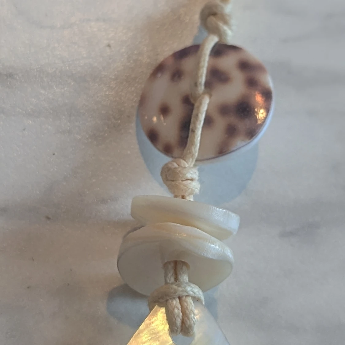 Halsband med hängsmycke i guld och pärlemor - 90