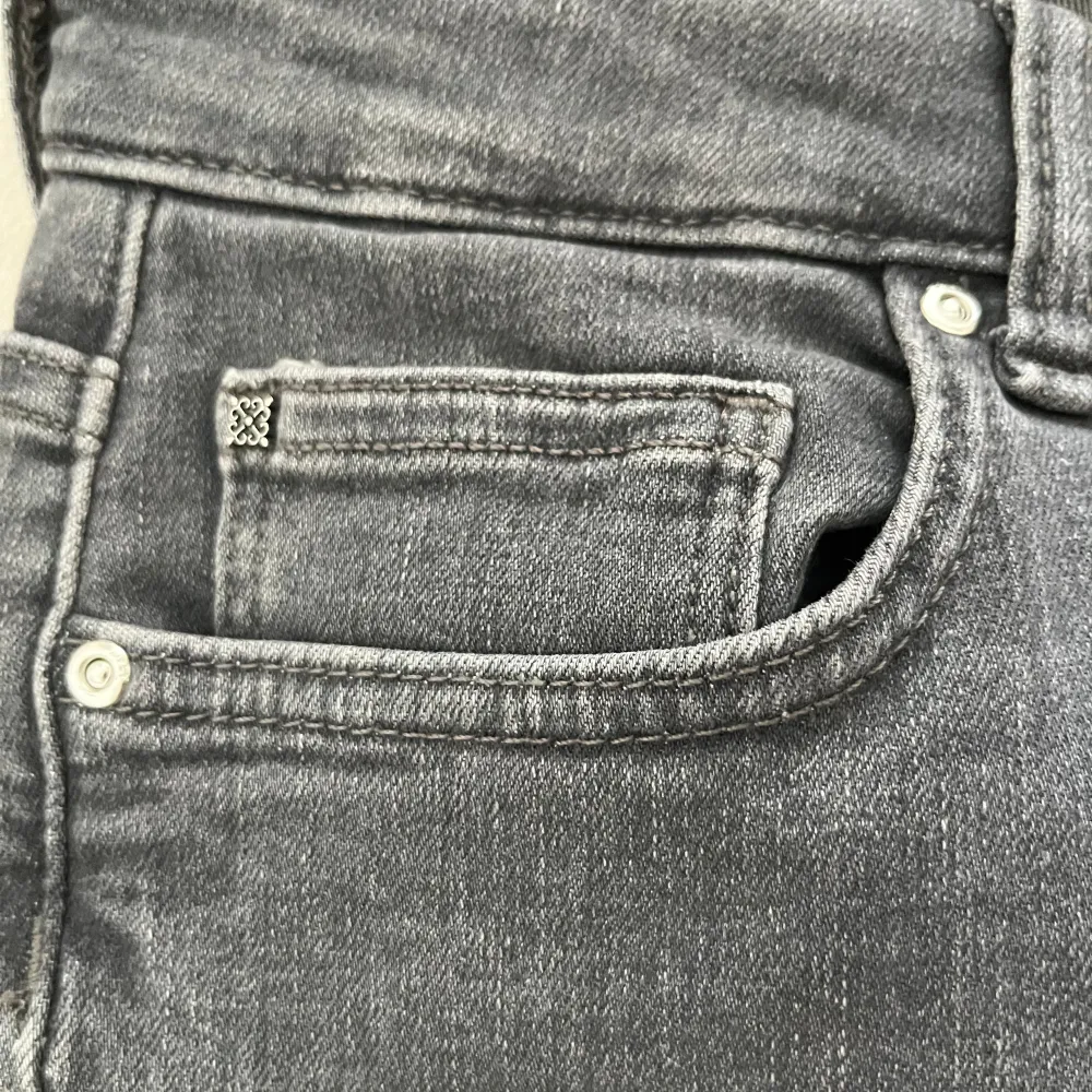 Only jeans bootcut lowwaist/midwaist, inga defekter och i jättebra skick. Storleken är 30 L men passar mig som vanligtvis har xs/s. I princip nya, använd endast ca 1-2 gånger.Har liknande annonser ute. Pris går att diskutera vid snabb affär.. Jeans & Byxor.