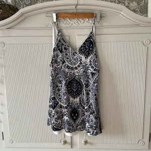 Mönstrad topp! - Jättefint linne, endast använd en gång. Inga defekter, för frågor kom privat❤️