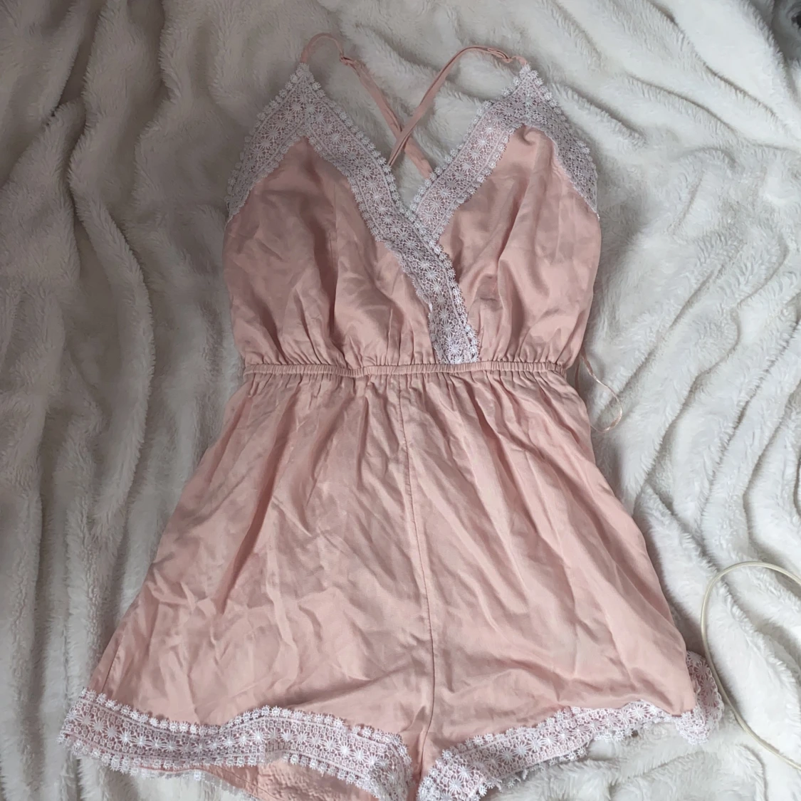 En rosa onepice med vita Blom ränder