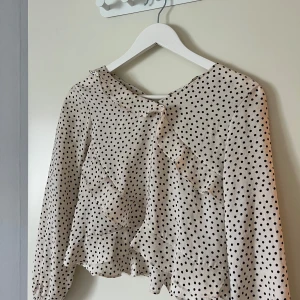  Jättefint prickig blus -  Kommer inte till användning vi kan alltid diskutera pris är köpt från barn zara barn