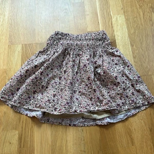 Zarakjol! - Kjol köpts på sellpy, barnstorlek men passar mig som har XS. Inga defekter, för frågor kom privat❤️