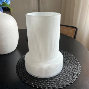 Glas vas  - Vit ”ribbad” vas från Jotex!  Höjd 28,5 cm, diameter 21 cm Köpt för 399kr!