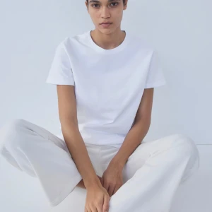 Vit t-shirt i bomull - H&M - | Vit t-shirt i bomull | Strl: M | Pris kan INTE diskuteras | Skick: normal |Köparen står för frakten | Kolla gärna igenom mina andra annonser också 🥰