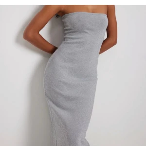 Glitter bandeau/tub klänning  - Aldrig använd. Nypris 700kr. Passar xs/ s då den är strechig i materialet. 
