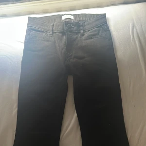 Svarta flare jeans - Denna jeansen är från Lindex, 146 cm. För kort för mig. Bara används några gånger.