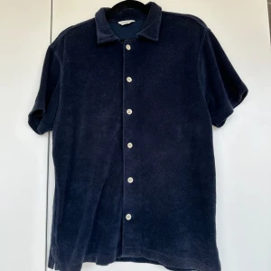 East West Frotté skjorta - Snygg frotté skjorta från East West i marinblå. 