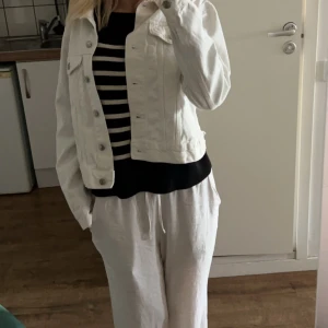 jätte fin randig stickad tröja🖤 - jätte fin tunn stickad randig kofta/tröja. Köpt på h&m för 200kr. Säljer denna för jag har bytt stil🩷 tröjan är oversize