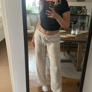 Populära byxor - Så sköna byxor som är så fina på sommaren. Sömnen vid fötterna har gått upp men syns inte och gör dom bara lite längre. Knappt använda. Passar M och L