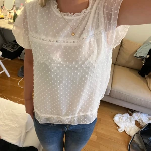 Blus - Fin vit fest blus. Nyskick och har inga fläckar eller liknande på sig. Säljer då den inte kommer till användning längre💗💗