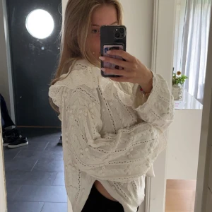 stickad tröja - supersöt stickad tröja med fika detaljer. passar till det mesta! använd 3 gånger. pris kan diskuteras