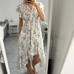 Klänning  - Klänning som är längre baktill🌸🌸💓Endast testad!