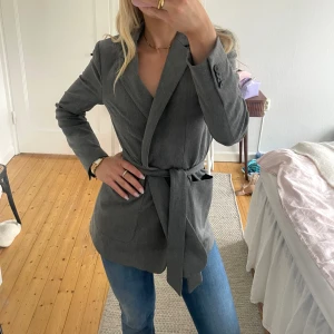 Så snygg kavaj med skärp från mango - Så snygg grå kavaj från mango med knytskärp, strl 38!