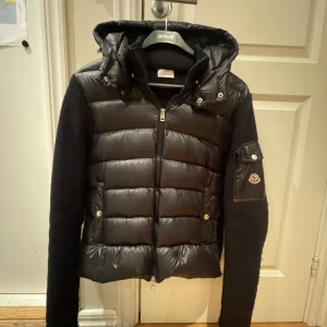 Moncler cardigan  - 10/10 skick sitter perfekt på mig som är 180 ungefär skriv för funderingar eller ett eventuellt köp