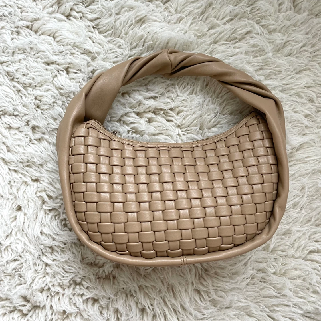 Så fin beige flätad väska från nakd