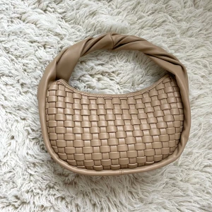 Så fin beige flätad väska från nakd - Så snygg beige flätad väska från nakd, knappt använd!