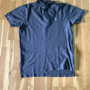 Grå Ralph Lauren Piké - Skick - 10/10. Storlek S i Ralph Laurens storlekar. 