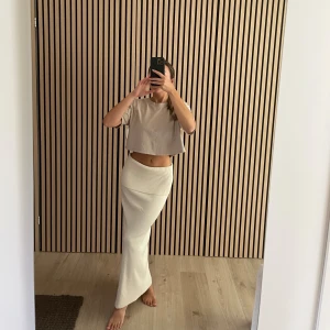 Beige kjol - Ginatricot  - En superfin helt ny och oanvänd beige ribbad kjol från Ginatricot, i storlek 34. Prislapp kvar. Slutsåld 🤍