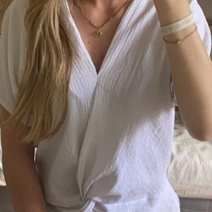 Topp - Säljer denna vita topp då den aldrig kommit till användning! Toppen är som ny!🔥 Kontakta mig om du är intresserad!🥰 Tvättar toppen innan jag skickar den till dig🤗