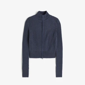 Ribbstickad kofta - Blå ribbstickad kofta, använd vid ett tillfälle! 