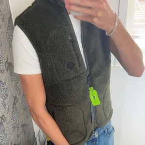 J.Lindeberg Fleece Väst - Hej! Säljer nu min helt nya j.lindeberg fleece väst. De är väldigt populära och svårt o få tag på. Nypris : 1999kr. 