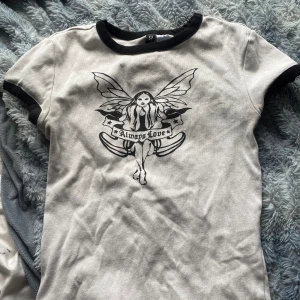 topp - Haft denna i min garderob i ungefär 1,5 år men använder den aldrig för den är inte längre min stil. 