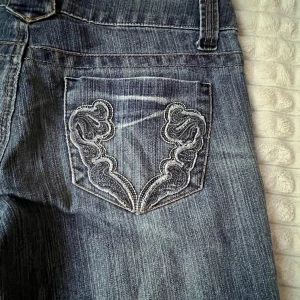 low-rise y2k jeans - Väldigt fina jeans low-rise i bra skick. Säljer de pga de är för stora. Midjan är runt 76cm (29,9 inches) och längden är 99cm från toppen till botten. Skriv gärna privat om ni har mer frågor🎀🫶