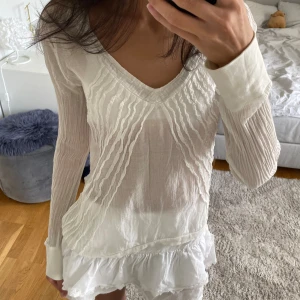 Söt genomskinlig topp - Riktigt söt genomskinlig långarmad topp med snygg detaljer från european culture💗