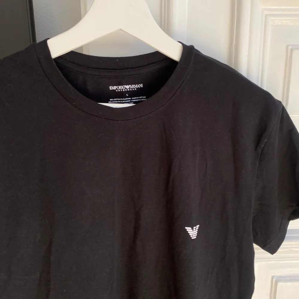 Svart herr Emporio Armani tröja  Knappt använd  Storlek L. T-shirts.