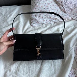 Axelrems väska - Svart väska använd 1 gång 