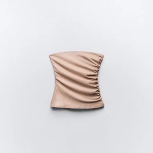 bandeau topp zara - ljusrosa topp från zara i skinnimitation. aldrig använd men sitter otroligt på🩷