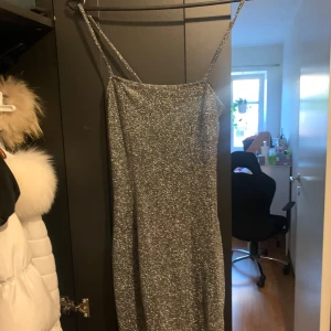 Party klänning - Svart klänning med silver glitter helt ny