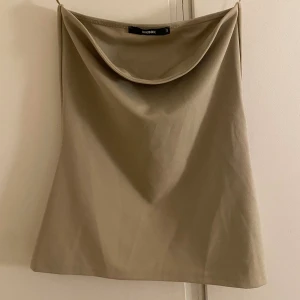 Bandeau Top Bik Bok  - Bandeau top från Bik Bok i en beige färg, super snygg på men för liten för mig, nästan aldrig använd förutom fåtal gånger 💕 Slits på ena sidan! Om man vill se hur den sitter på skriv privat 💞 